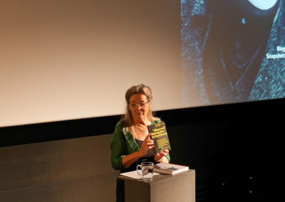 Elena M. Fischli mit Buch "Göhnerswil - Wohnungsbau im Kapitalismus" © Elena M. Fischli, 2023