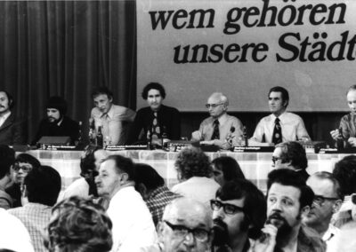 Podiumsdiskussion in Luzern 1975 mit Filmemachern, Planern, Politikern und Vertretern von Behörden zur Stadtentwicklung.