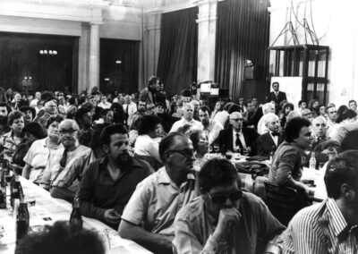 Blick vom Podium auf über 500 Teilnehmende im überfüllten Saal des Hotels Union in Luzern am 10. September 1975.