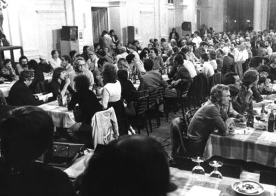 Blick vom Podium auf die zahlreich erschienenen Besucher im voll besetzten Saal des Hotels Union in Luzern, 1975.